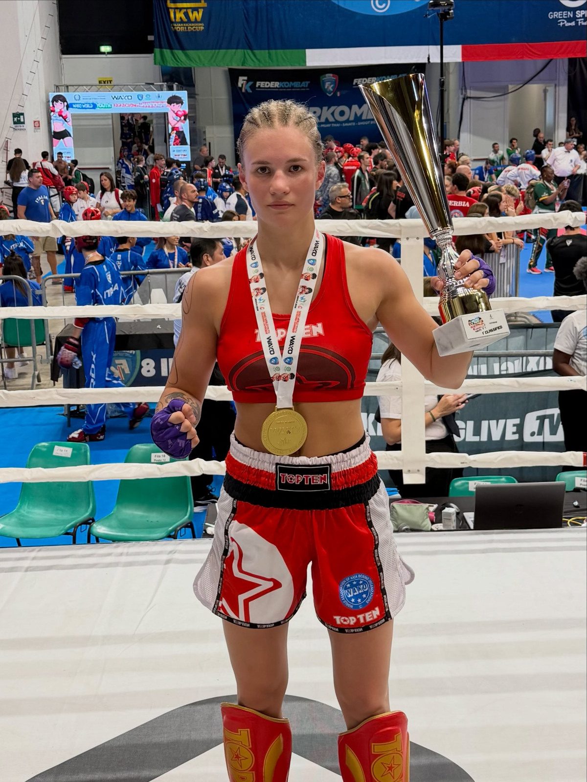 Каролина Воронова с кубком и золотой медалью чемпионата мира WAKO 2026